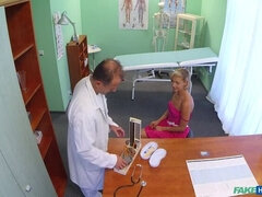 Amateur, Salle de bains, Blonde, Éjaculation interne, En levrette, Infirmière, Lécher le sphincter, Uniforme