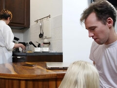 Kont, Blond, Sperma shot, Keuken, Moeder, Natuurlijke tieten, Zusters, Tieten likken