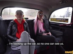 Sucer une bite, Voiture, En levrette, 2 femmes 1 homme, Branlette thaïlandaise, Soeurs, Tatouage, Adolescente