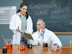 Grote lul, Grote mammen, Bruinharig, Hondjeshouding, Latijnse vrouw, Likken, Tiener, Vreemd