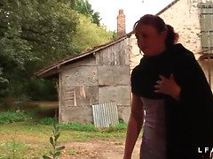 Enthousiasteling, Oudere vrouw, Gezichtzitten, Harig, Rijpe lesbienne, Buiten, Kousen, Trio