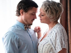 デカパイ, ぽちゃ, カワイイ, キス, 淫乱熟女, ショートヘア, ストリッピング, タトゥー