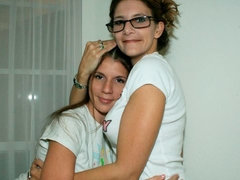 Bruinharig, Sperma in mond, Sperma shot, 1 man 2 vrouwen, Handbeurt, Likken, Mager, Trio