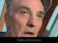 18 jaar, Pijpbeurt, Bruinharig, Hondjeshouding, Dubbele penetratie, Rijpe lesbienne, Tiener, Trio