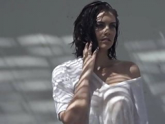 Britannique, Brunette brune, Célébrité, Lingerie, Mamelons, Mamelons bombés, Maigrichonne, Mouillée