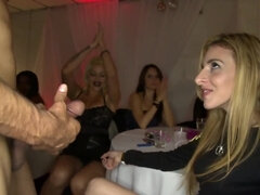 Blondine, Blasen, Braunhaarige, Aufs gesicht abspritzen, Handjob, Latina, Orgie, Flotter dreier