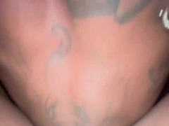 Loirinho dotado fode o negao sem camisinha até ele gozar duas vezes(COMPLETO NO CRIMSON)