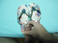 Cum on blue flower havaianas.