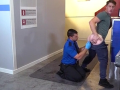 Paul Canon é pego usando plug anal metá lico pelo guarda Aspen no aeroporto.