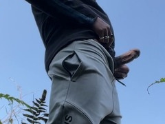 Musclé et chaud, il se masturbe en plein air et éjacule abondamment - 100% Original