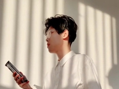 会社内でスーツな後輩くん 休憩室の中着衣のままav鑑賞してオナニー 同僚にバレだ時に早漏射精する