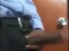 Porteiro dando aliviada no trampo 2