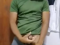 Muchacho cochondo se saca la leche