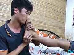 Deepthroating Asian homo munches soles before no condom