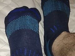 to masturbate on the soles of his feet