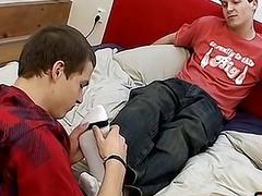 Gay blokes with a foot fetish tease and suck toes
