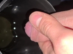 Ich pisse und wichse in einen becher