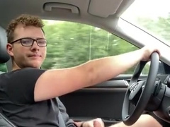 20 Jahre Süßer deutscher Lad wichst beim auto Fahren und kommt