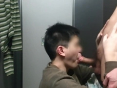 在捷運公廁舔高個男肉棒 Asian Chubby Sucking Dick in MRT's Toilet