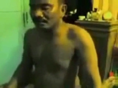 Gay Indo bareback Top sambil ngerokok