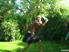 Rubia, Pelea de gatas, Gafas, Al aire libre, Satén, Flaco, Tetas, Mojado