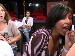 Grosse bite, Homme nu et filles habillées, Dansant, Hard, Hd, Interracial, Mère que j'aimerais baiser, Orgie