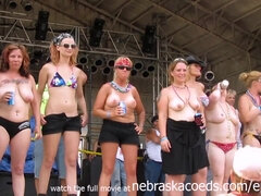 Enthousiasteling, Blond, Ex vriendin, Groep, Naakt, Feest, Openbaar, Student