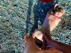 Сосет большой член с проглотил, и дает кончить в узкую жопу на нудийстком пляже