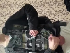 椅子の背もたれにバックパックを背負って手コキ