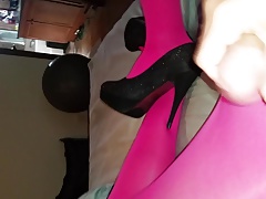 Crossdresser in pink tights cums all over