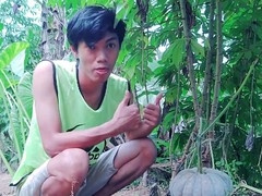 Twink Jay Courtland enjoys big cock blowjobs and gets covered in cum in a realistic scenario