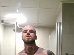 Хуястый качок дрочит в душе