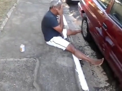 Pinguco mijando na calcada do bar 2