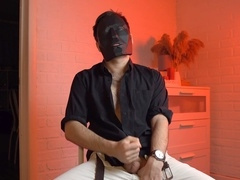 Noel Dero, le séduisant homme masqué, regarde un porno pervers et se masturbe. Gémissements bruyants et orgasme d'un jeune homme