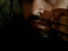 Gordo atrevido mea en un balde y se pajea