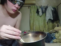 (07/30)munching instantaneous noodle with scrambled eggs and guzzling beer