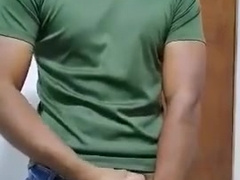 Latino haciéndose una paja