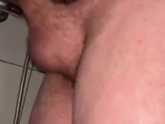 Gars pris à la main sous la bathroom