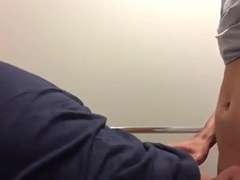 Urso e novinho no reservado do banheiro123