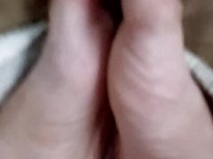 Oniasure969 a twink do a self footjob and his little dick cum on his feet