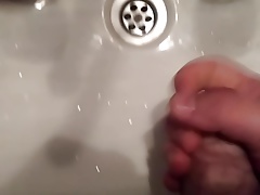 Wanking and cuming in the sink