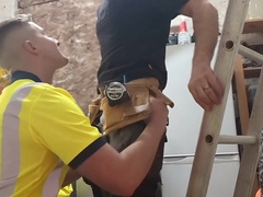 Tradie twink spurts to his knees