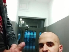 Desnudo por la calle y mamada en el portal