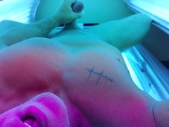 Masterbate and Jizz with me while I Sunburn