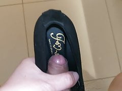 Fuck and cum in neighbour's black flat shoes