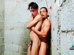 Thin dude squealing on Maranhão's meatpipe