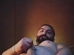 Gordo barbon masturbadose
