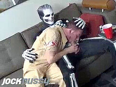 Aproveitou e sugou a jeba do novinho fantasiado de esqueleto - https://go.hotmart.com/M36223090D