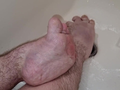 Midget displays his soles and then jizzes on them