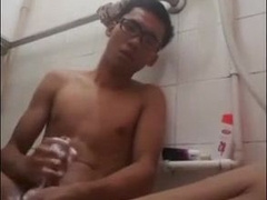 thai boy JO in shower on cam (2'15'') 8